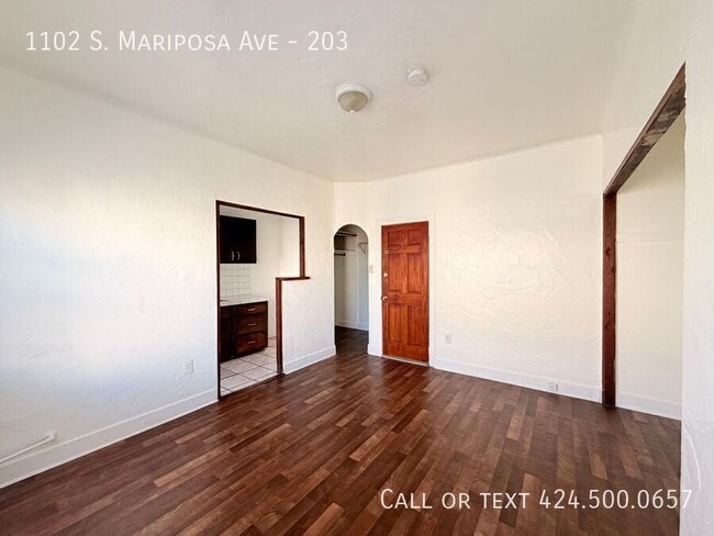 1102 S Mariposa Ave in Los Angeles, CA - Building Photo - Building Photo