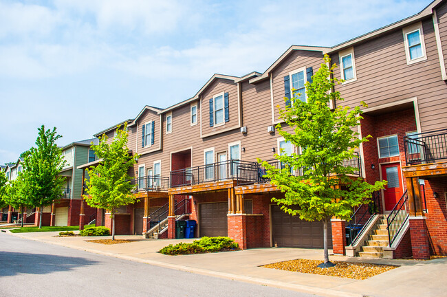 Overland Pointe Townhomes in Lawrence, KS - Building Photo - Building Photo