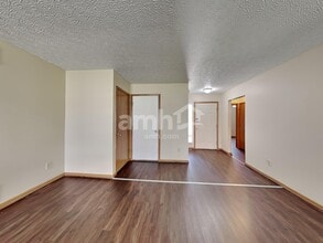 1960 Queens Meadow Ln in Grove City, OH - Foto de edificio - Building Photo