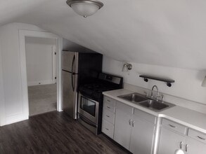 315 State Ave, Unit Upper in St. Charles, IL - Foto de edificio - Building Photo