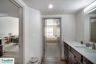 3031 Eden Ave, Unit A458 in Cincinnati, OH - Foto de edificio - Building Photo