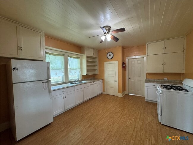 1451 Old Seguin Luling Rd in Seguin, TX - Building Photo - Building Photo