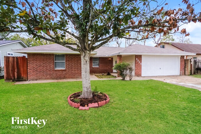 9230 Carlow Ln in La Porte, TX - Building Photo