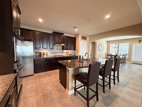 111 Mdw Rdg Wy in Clute, TX - Building Photo - Building Photo