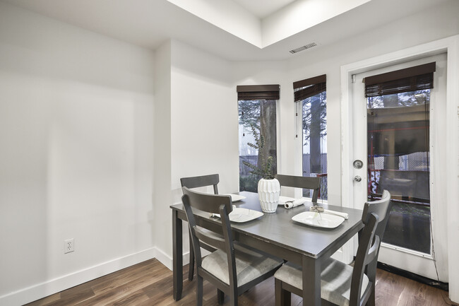16225 Northup Way, Unit A101 in Bellevue, WA - Foto de edificio - Building Photo