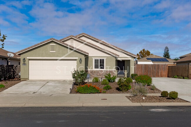 1385 Deerwood St in Plumas Lake, CA - Building Photo - Building Photo