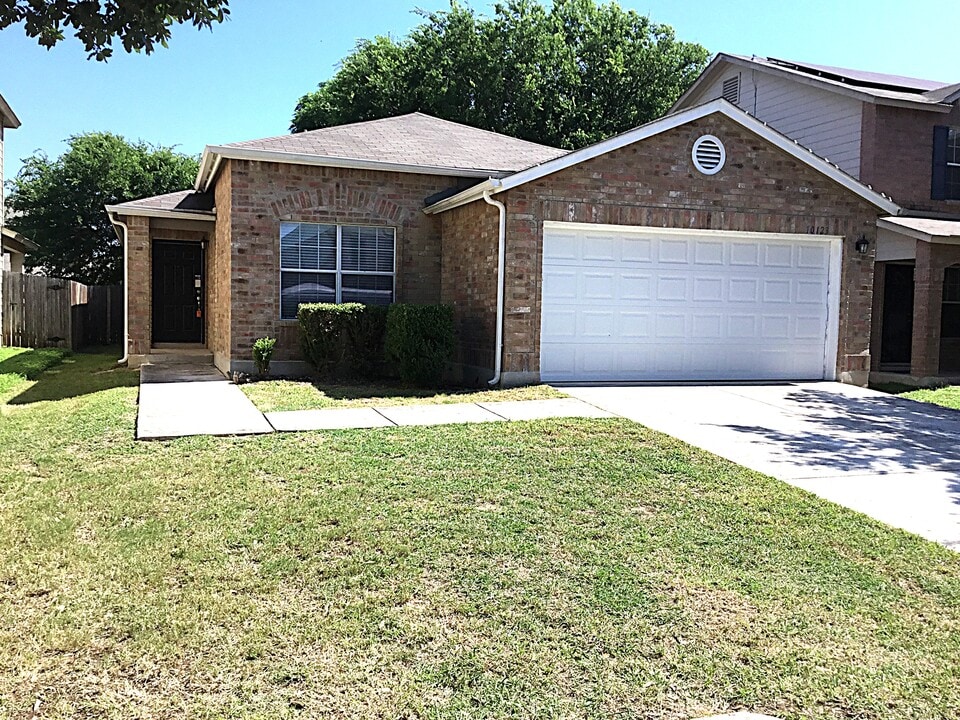 10123 Del Lago Ct in San Antonio, TX - Building Photo
