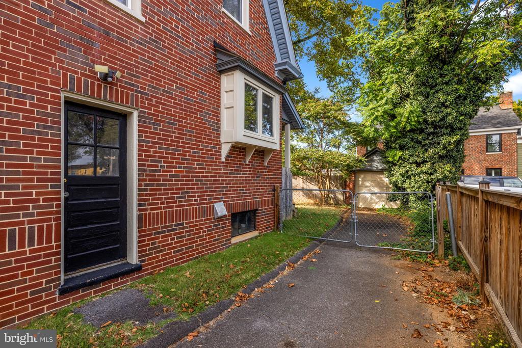 420 W Cork St in Winchester, VA - Building Photo