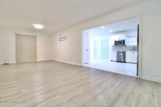 6104 E Manslick Rd in Louisville, KY - Building Photo - Building Photo