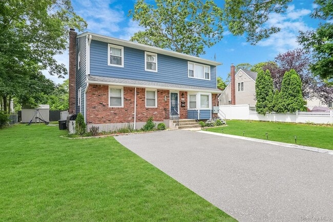 140 N 21st St in Wheatley Heights, NY - Foto de edificio - Building Photo