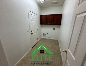 5715 La Venta Way in Sacramento, CA - Foto de edificio - Building Photo