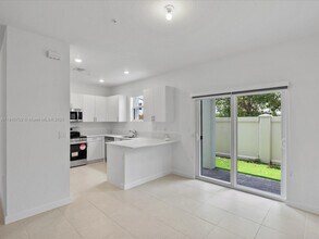 106 SW 184th Pl in Pembroke Pines, FL - Foto de edificio - Building Photo