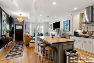 687 E 6th St in Boston, MA - Building Photo