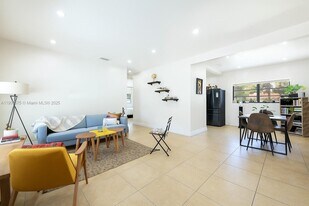 250 NE 170th St in North Miami Beach, FL - Building Photo