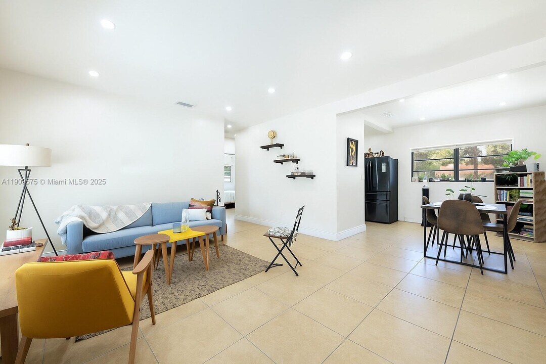 250 NE 170th St in North Miami Beach, FL - Building Photo