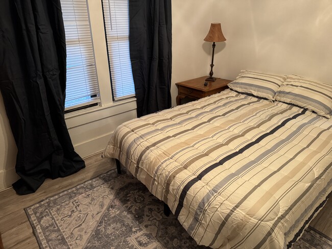 909 W Oak St in Weatherford, TX - Foto de edificio - Building Photo