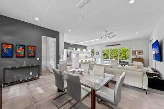 2335 Waldemere St in Sarasota, FL - Foto de edificio - Building Photo