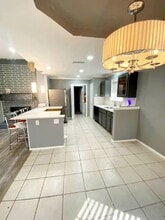 1045 Pepperidge Dr in Lancaster, TX - Foto de edificio - Building Photo