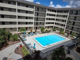 2121 Collier Ave, Unit 414 in Ft. Myers, FL - Building Photo