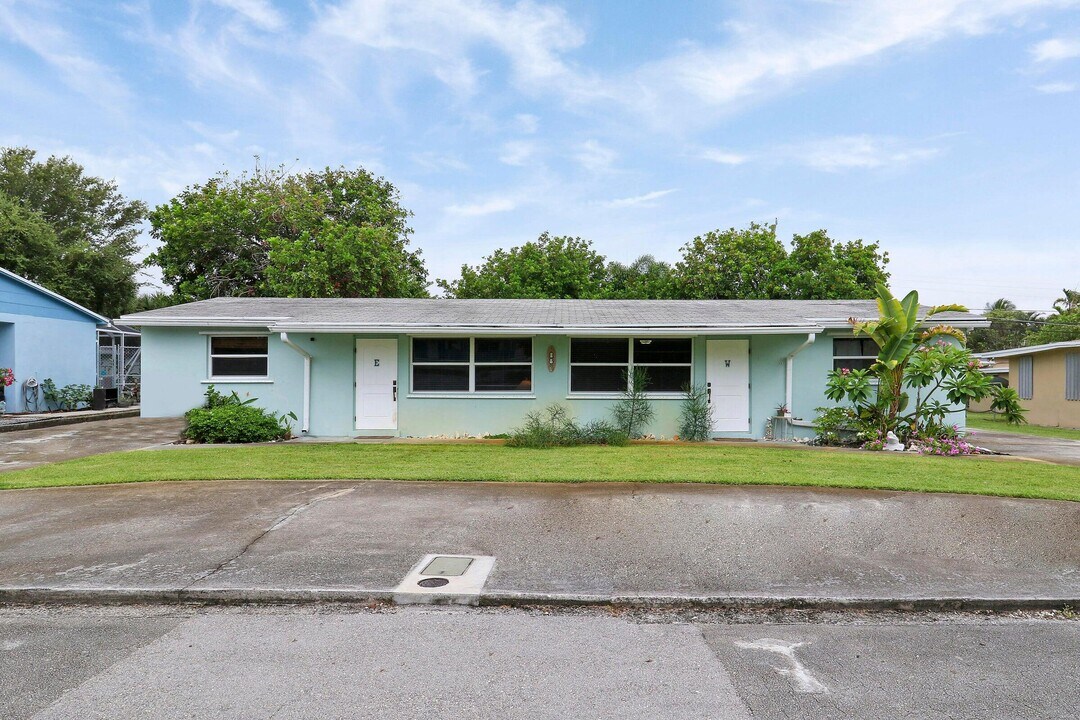 1884 Juno Rd in North Palm Beach, FL - Foto de edificio