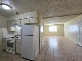 2553 S Holloway Ave, Unit 102 in Fresno, CA - Building Photo