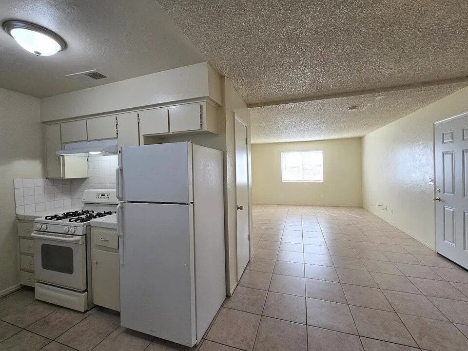 2553 S Holloway Ave, Unit 102 in Fresno, CA - Building Photo
