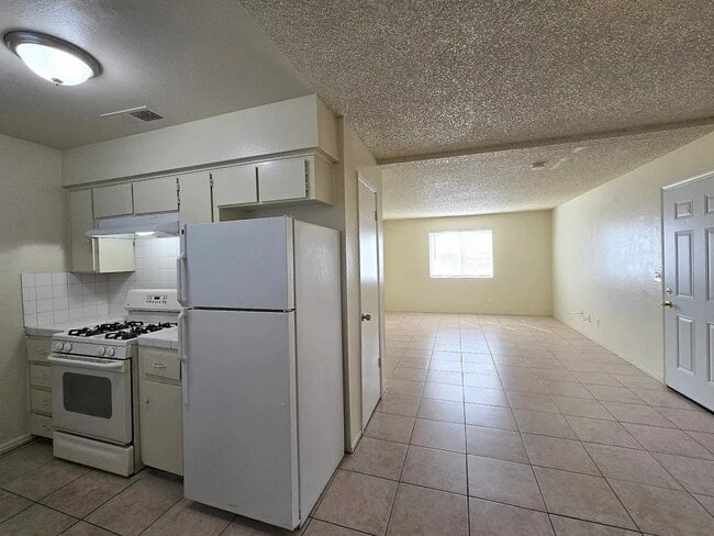 2553 S Holloway Ave, Unit 102 in Fresno, CA - Building Photo - Building Photo