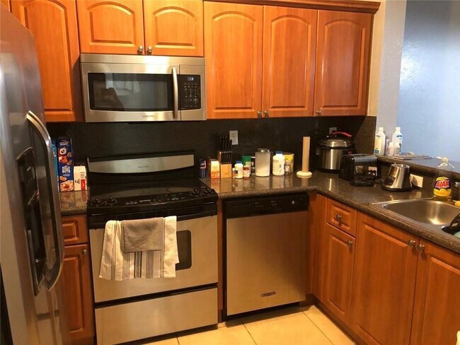 7060 NW 177th St in Hialeah, FL - Building Photo - Building Photo