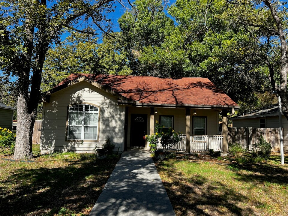 1110 30th St in Hondo, TX - Building Photo