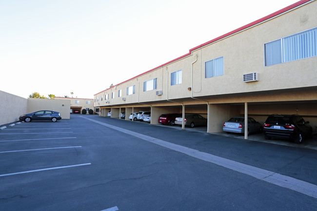 La Entrada Apartments in Anaheim, CA - Foto de edificio - Building Photo