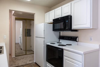 SOUTH POINTE in Sioux Falls, SD - Building Photo - Interior Photo