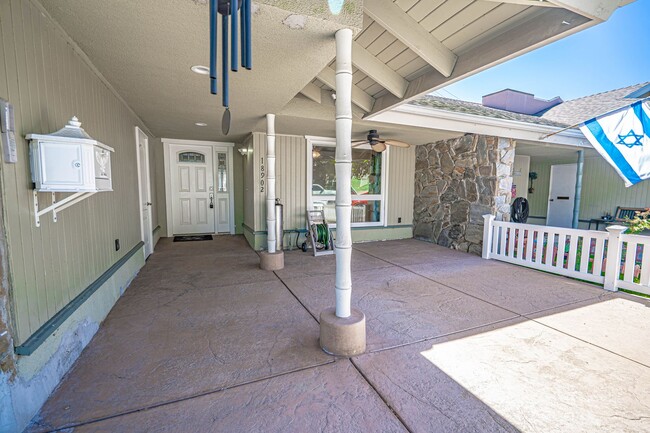 18902 Circle of Friends in Santa Clarita, CA - Foto de edificio - Building Photo