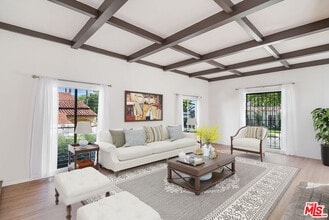 439 S El Camino Dr in Beverly Hills, CA - Foto de edificio - Building Photo