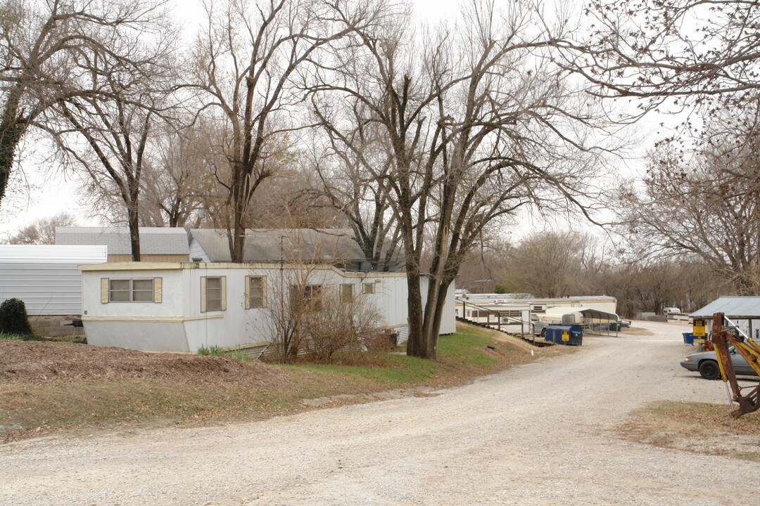 Rolling Green Mobile Home Park in Derby, KS - Building Photo