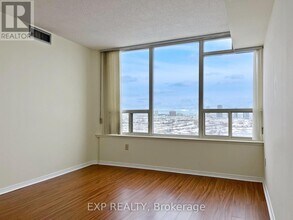 700 Constellation Dr in Mississauga, ON - Building Photo - Building Photo