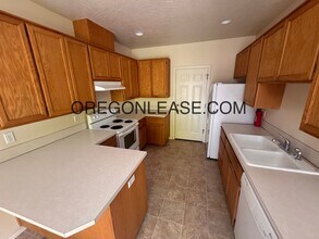 3386-3390 Arrowhead St in Eugene, OR - Building Photo - Building Photo