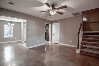 2002 20th St-Unit -104 in Huntsville, TX - Foto de edificio - Building Photo