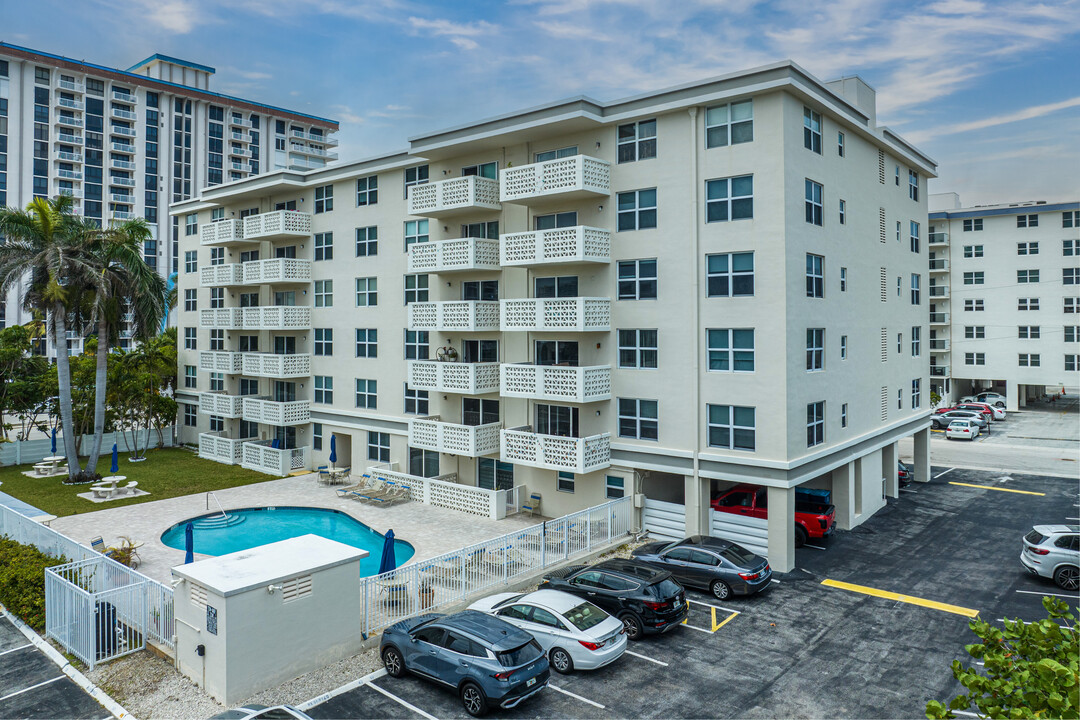 Darby Hall in Hollywood, FL - Foto de edificio