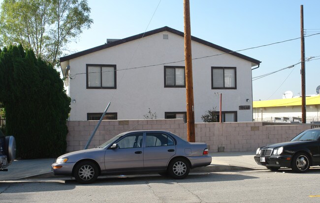10445 Oro Vista Ave in Sunland, CA - Foto de edificio - Building Photo