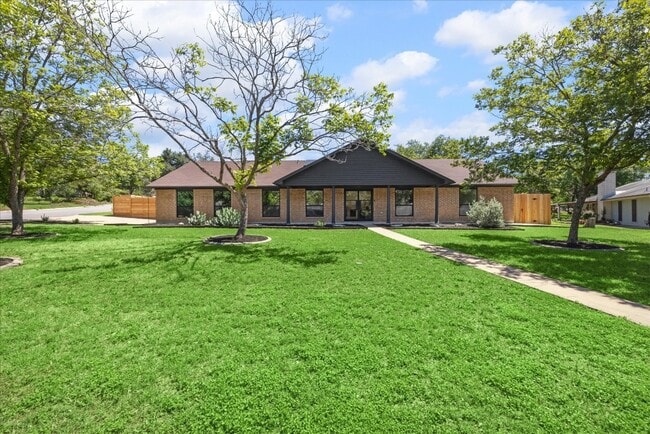 7130 Scenic Brook Dr in Austin, TX - Foto de edificio - Building Photo