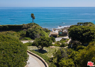 32852 Pacific Coast Hwy in Malibu, CA - Building Photo - Building Photo