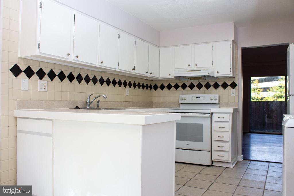 2208 Southgate Square in Reston, VA - Building Photo