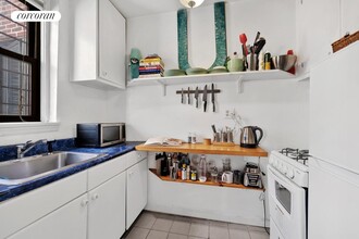 245 E 37th St in New York, NY - Building Photo - Building Photo