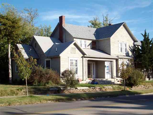 1000 N Adams St in Hutchinson, KS - Building Photo