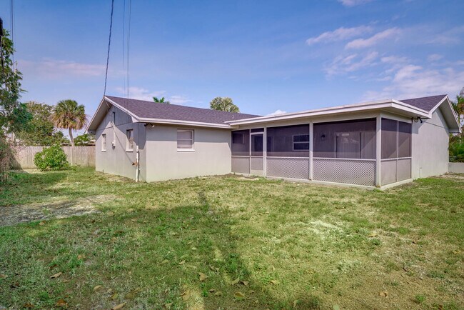 1819 16th Ave N in Lake Worth Beach, FL - Building Photo - Building Photo