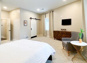 63 7th Ave S, Unit 2 in Hopkins, MN - Foto de edificio - Building Photo