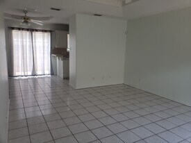 1012 Lexington Cir, Unit 2 in Edinburg, TX - Building Photo