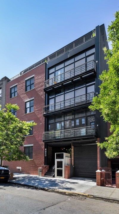 390 S 2nd St in Brooklyn, NY - Building Photo