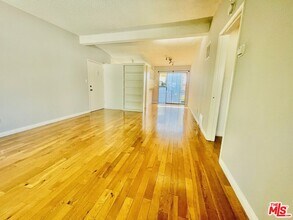 941 N San Vicente Blvd in West Hollywood, CA - Building Photo - Building Photo