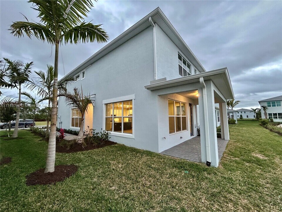 3542 NW Solange Ct in Jensen Beach, FL - Building Photo